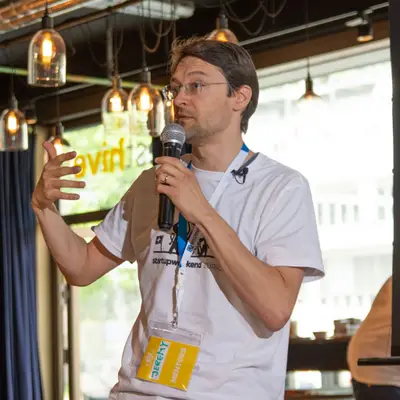 Jeremy Chatelaine, fundador de QuickMail y MonsterOps, frente a una pizarra